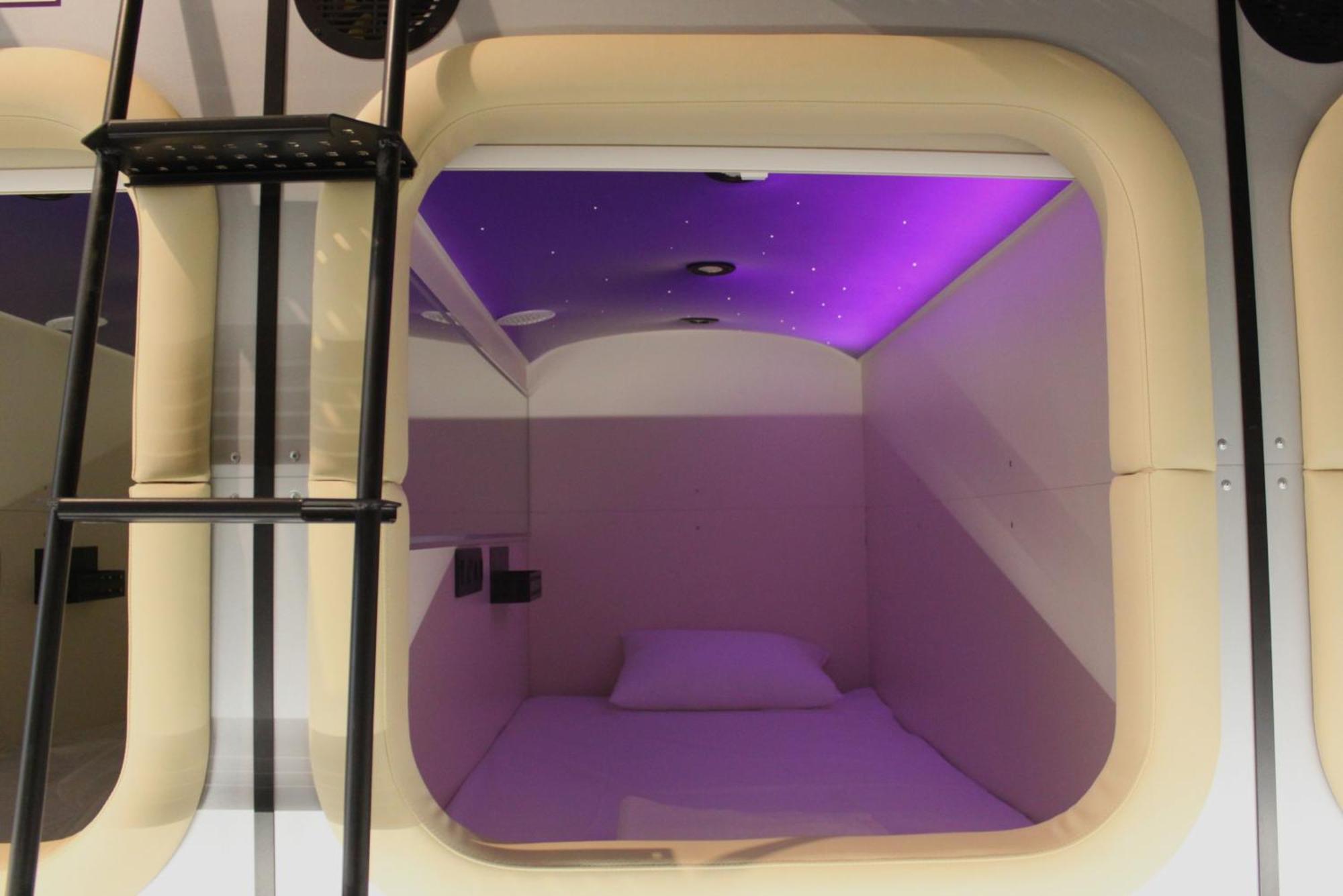 Av-3 Capsule Hotel Kiev Bagian luar foto