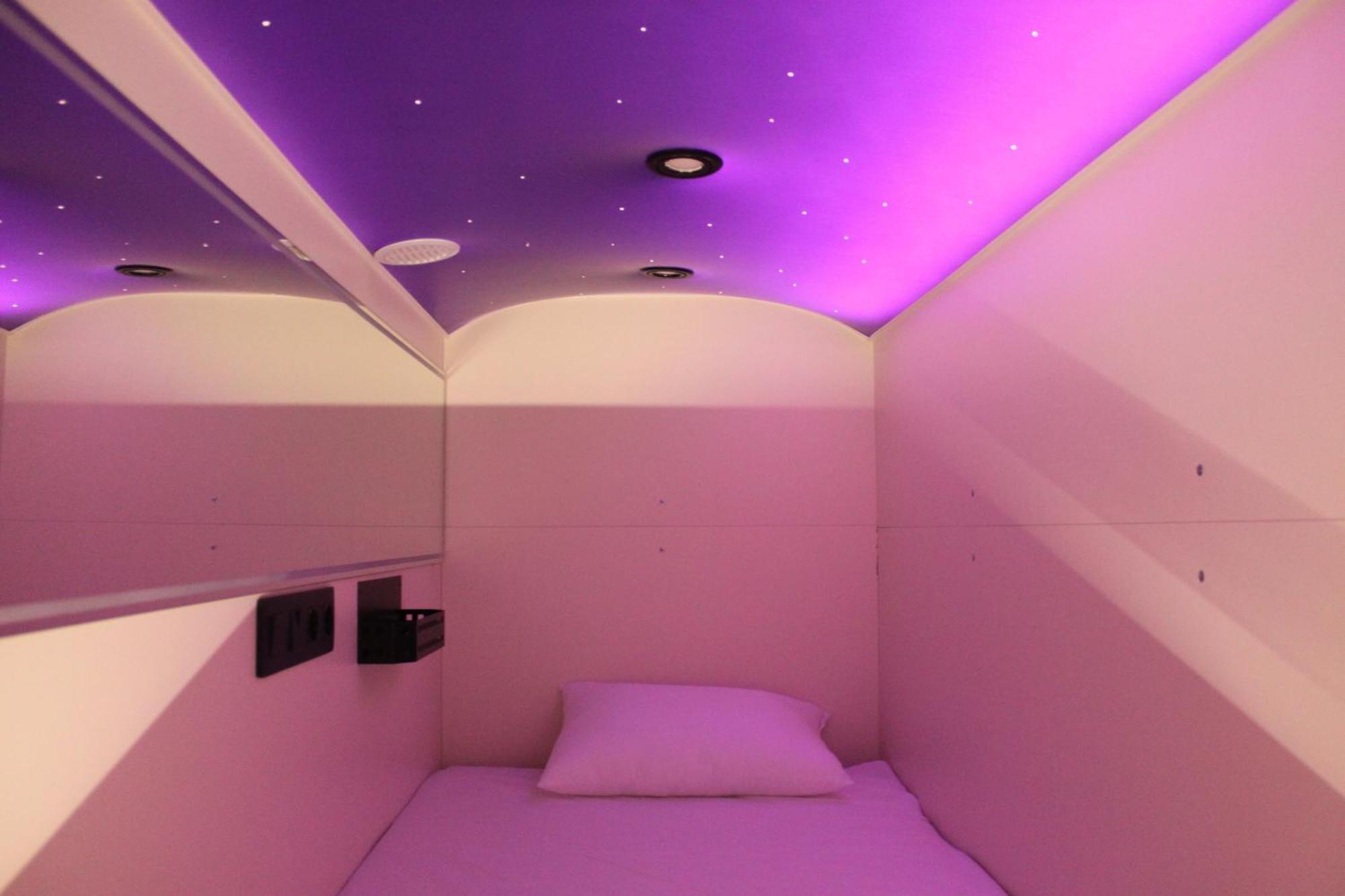 Av-3 Capsule Hotel Kiev Bagian luar foto